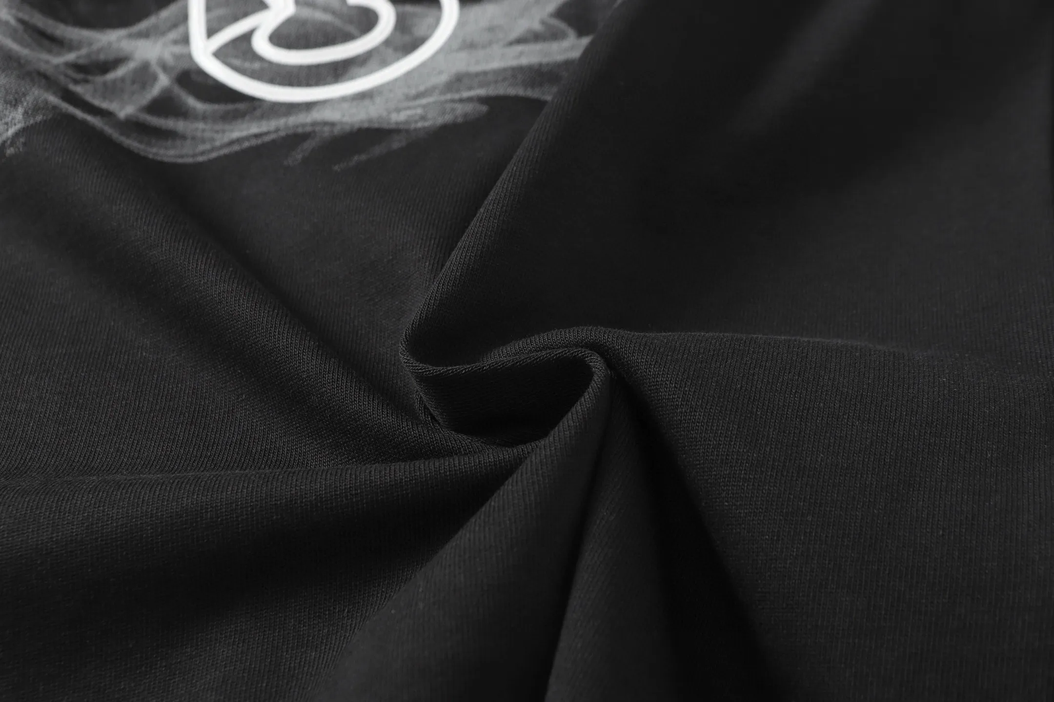🅿️170 CH/Cro Heart 25ss front and back logo printed logo round neck short sleeves. Fabric: Made of 280g double yarn smooth fabric, high temperature pre-shrunk. The weight is up to 300g. It is equipped with 1x1 thread in the same cylinder. It is not easy to deform after repeated washing. Workmanship: positioning and cutting, oversize loose version, imported glue dot printing. Accessories: original supporting accessories. Color: black white Size: XS-L